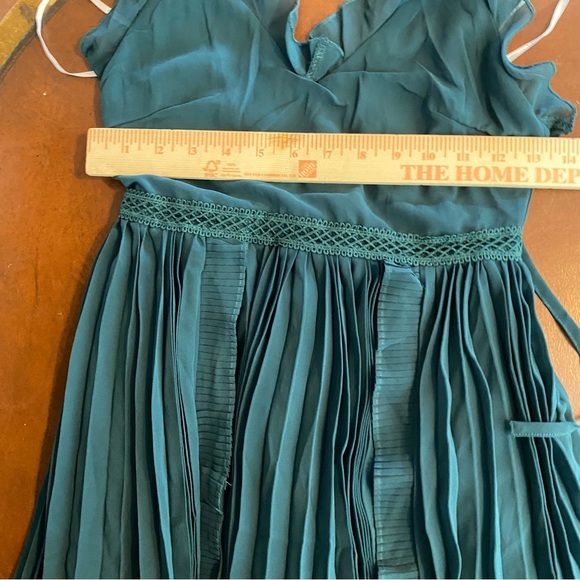 Lulus Never a Dull Moment Tie-Strap Pleated Midi Dress V-Neckline, Emerald Green - Picture 5 of 8